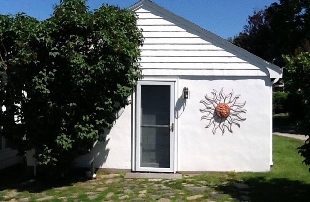 Charming Studio Cottage located on Easton's Point