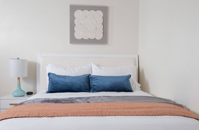 Charming Studio Guest House: w/Queen Bed, Mini-Kitchen, and Parking - Minutes from Downtown LA!