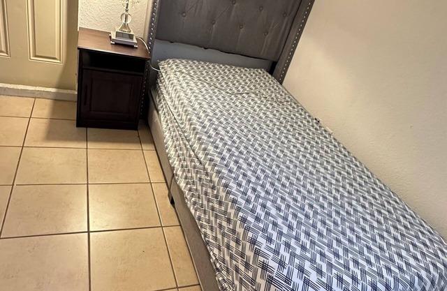 Charming studio in adorable Hollywood with AC hot water