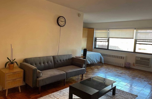 Charming studio in Forest hills Queens-near train, subway and shops