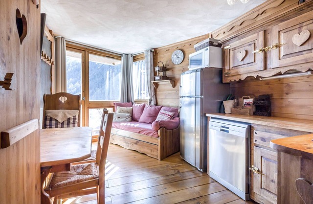 Charming studio in Val-d'Isère with south balcony, near center, ski lockers