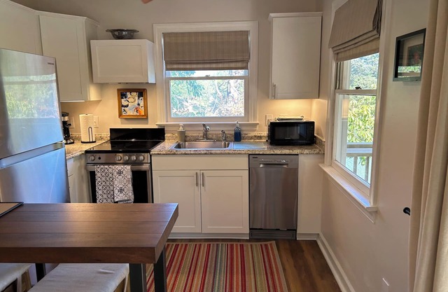 Charming studio in lovely Topping with AC, WiFi that has stunning water views!