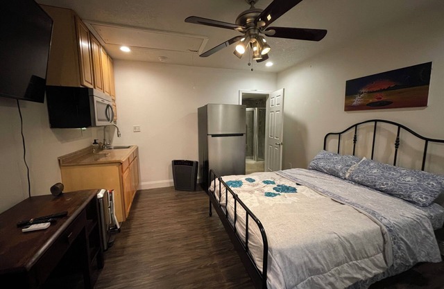 Charming studio & kitchenette in wonderful Palm Harbor with AC & laundry access