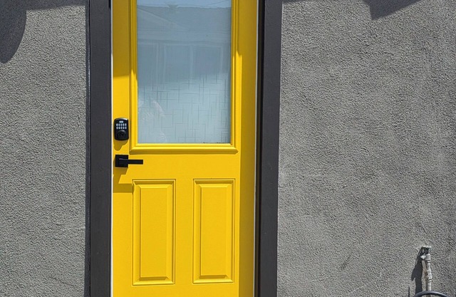 Charming studio perfect for couples central to all airports