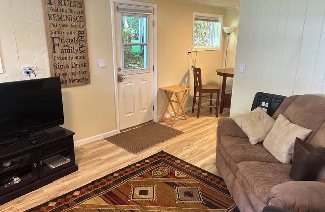 Charming studio with WiFi and AC in lovely Location in Sanders Beach Nbrhd, CDA