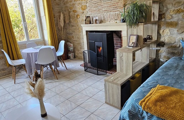 Charming Studio with 1 hectare pond in a quiet location