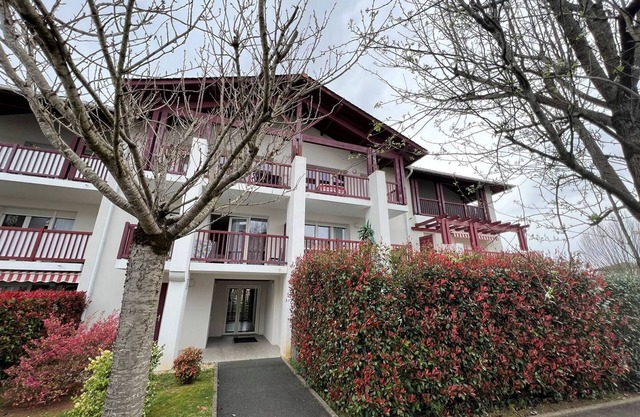 Charming T2 Apartment for 3 in Quiet Area, Close to City Center, with WiFi and Private Parking