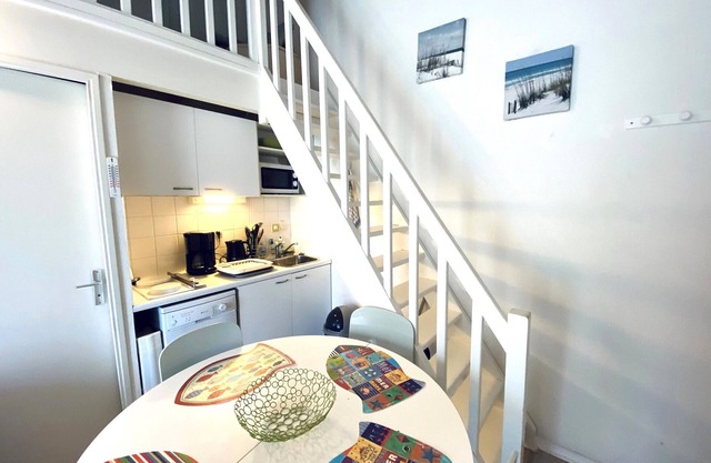 Charming T2 Mezzanine with Balcony, 700m from Beach, Well-Equipped, Calm Area