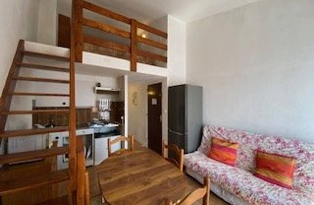 Charming T2 Mezzanine Apt, 300m from Beach, Terrace, Parking, Pet-Friendly