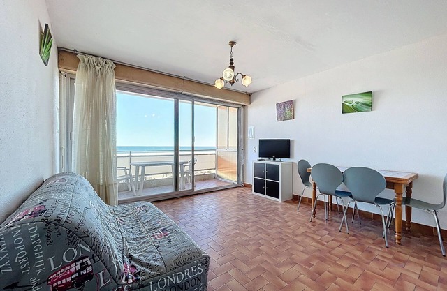 Charming T2 with terrace on the seafront