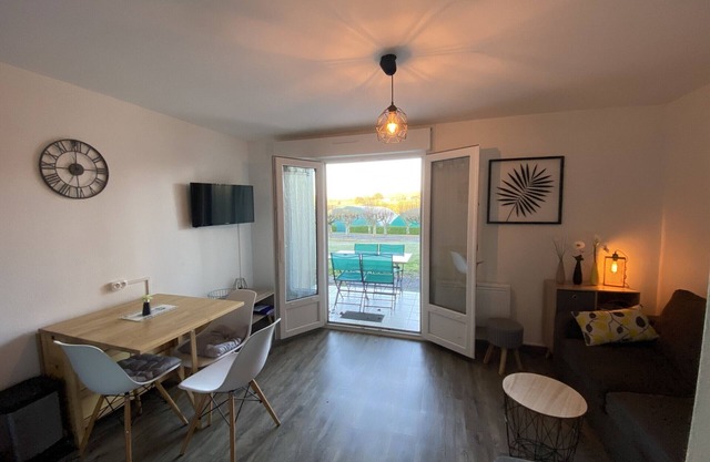 Charming T2 with terrace near Thermes du Connétable, Wi-Fi, dishwasher