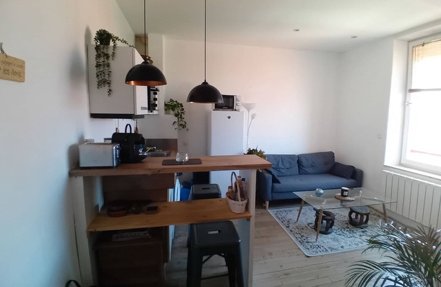 Charming T2 with Sea View and WIFI – 5 Min Walk to Beach