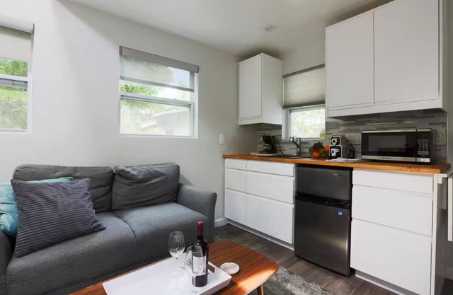 Charming Tiny House 1-bedroom house in amazing garden Los Angeles with WiFi, AC