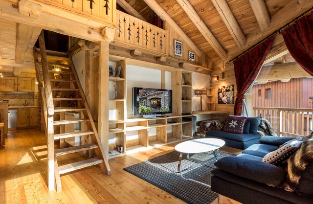 Charming Top-Floor Apartment with Fireplace in Cozy Residence, Val-d'Isère