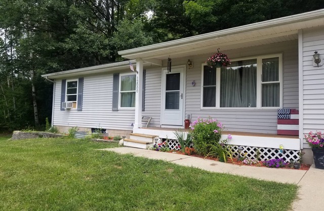 Charming Torch Lake 3-bedroom 1 bath Cabin