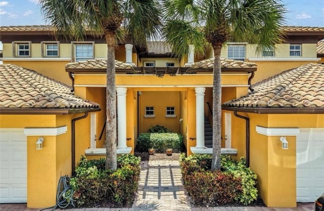 Charming townhome 3BR - Gated, Trails, Pool & Balcony, Resort Style Location.