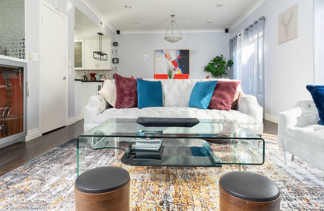 Charming Townhouse in an Upscale Neighborhood