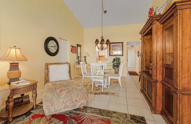 Charming turnkey 2-bedroom condo in Cape Coral waterfront