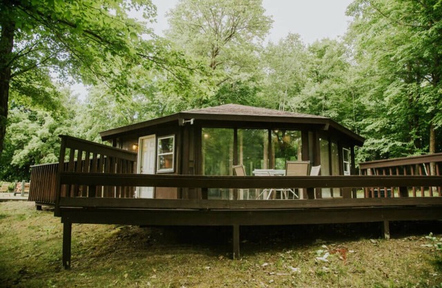 Charming Up North Octagon Cabin - Private Beach & Resort Amenities