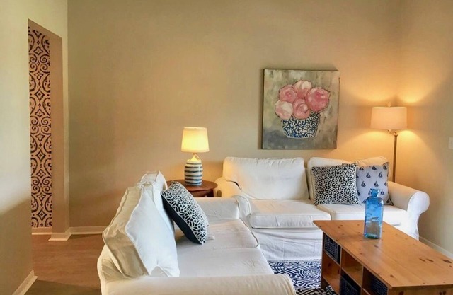Charming Updated Extended Stay Condo 2 Blocks to Beach w Common Pool/Pickle Ball