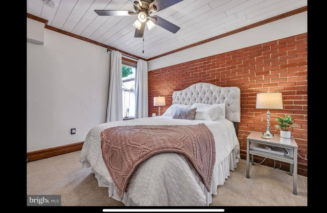 Charming upscale 3-bedroom 2 bath townhome with WiFi, AC in marvelous Lancaster.