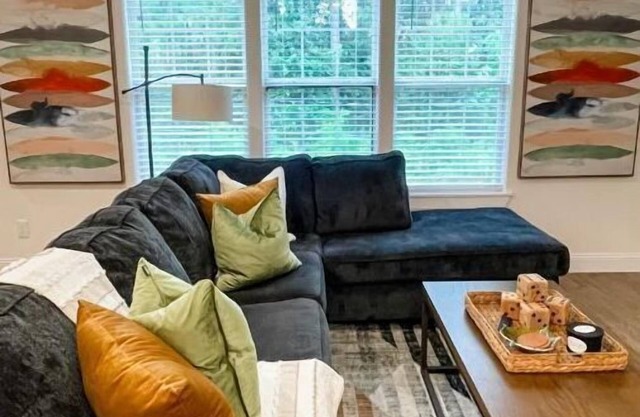 Charming Urban Retreat: Where City Life Meets Farmhouse Serenity.