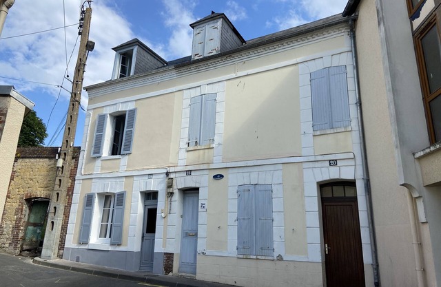Charming Valentine fisherman's cottage, town center, close to train station and beach