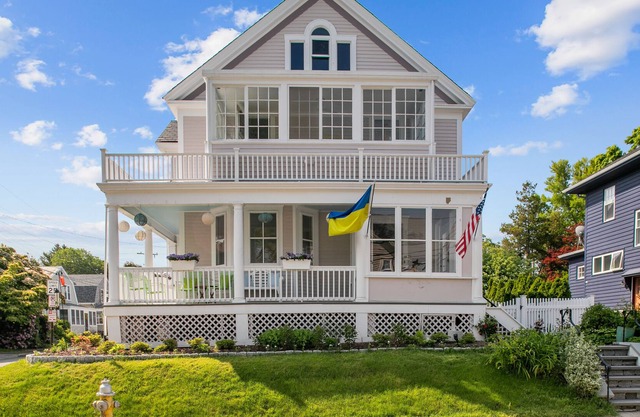 Charming Victorian with Porch+Patio - Walk to everything in Newport!