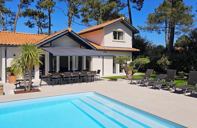 CHARMING VILLA/NEAR THE SEA/HEATED, SECURE POOL