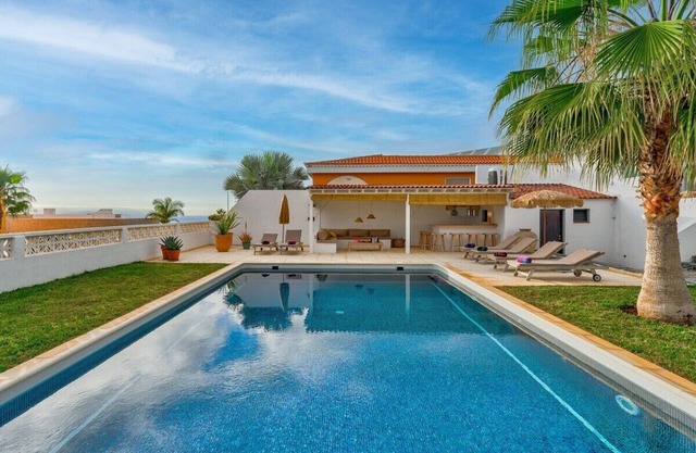 Charming Villa with private and heated pool