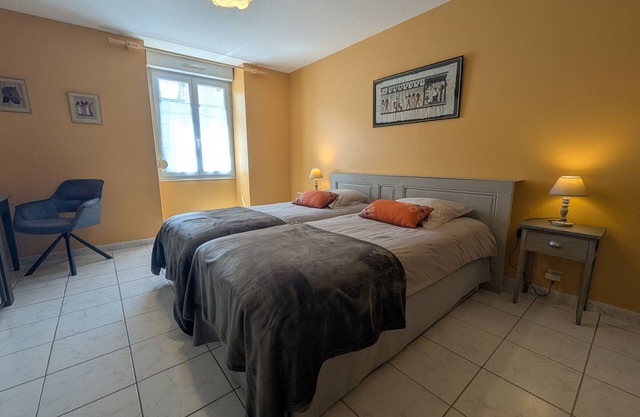Charming Village Home: Scenic Walks, Close to Attractions, Sleeps 4
