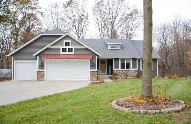 Charming w/Grill, Hot Tub, firepit, Trails, 3.3 Acres-Just 4 Mi From Saugatuck!