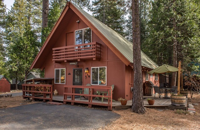 Charming West Shore Chalet, Great Location, Walk To The Lake