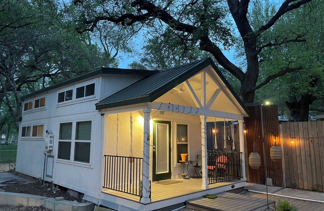 Charming White 1-bedroom cottage with loft Dog friendly w room service!