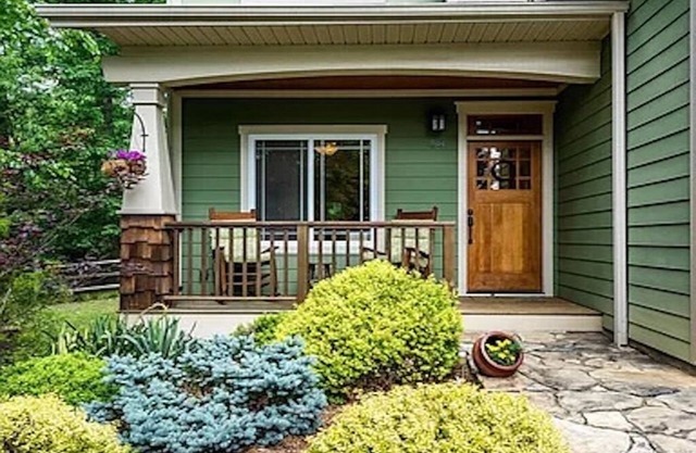 Charming Wooded Cottage 10 Minutes from Downtown Asheville