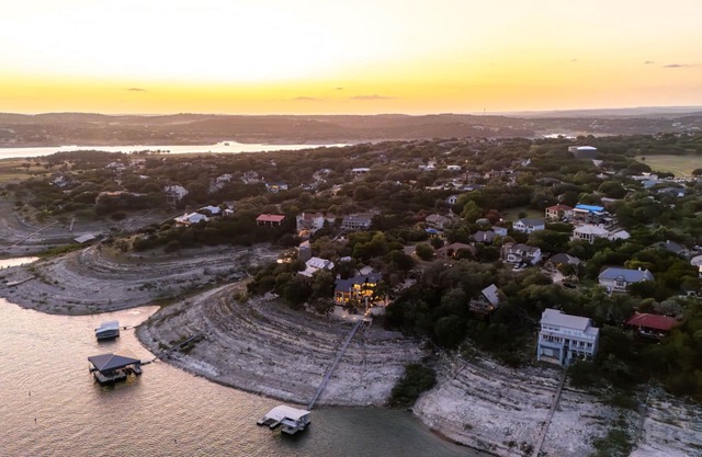 Chasing Summer - Private Lakefront Luxury on Lake Travis