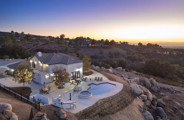 🌟Chateau Evie James - High End Luxury Home w/Pool, Hot Tub, Game Room! WEEKDAY SPECIALS🌟
