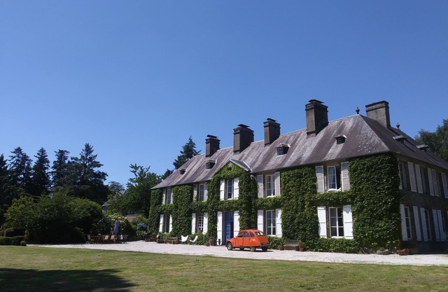 Chateau with Pool 88 acres sleeps 12+, 5 1/2bathrooms, pond private oasis