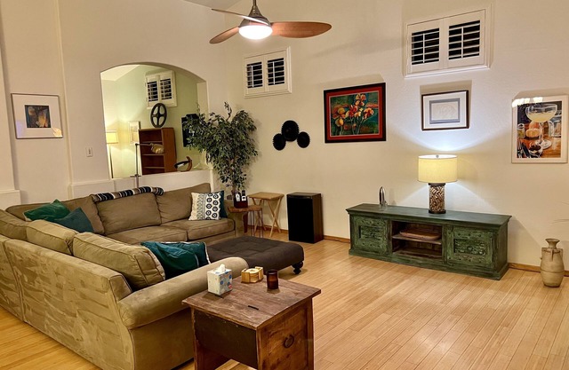 Cheerful 2 Bedroom Home w/hot tub near South Mountain
