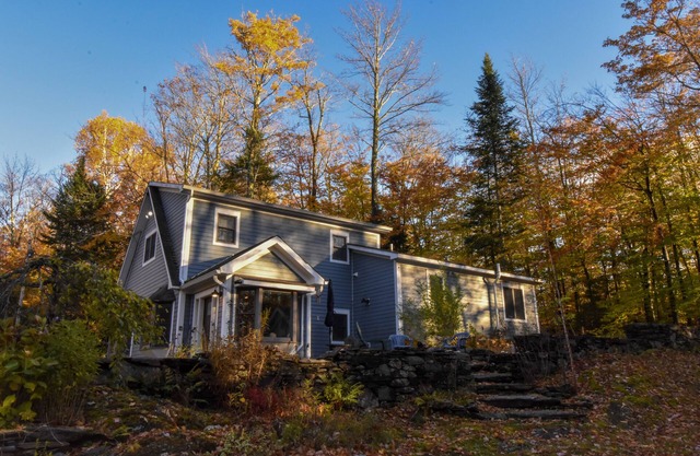 Cheerful 3 bed/2.5 bath home w/hot tub - sleeps 9
