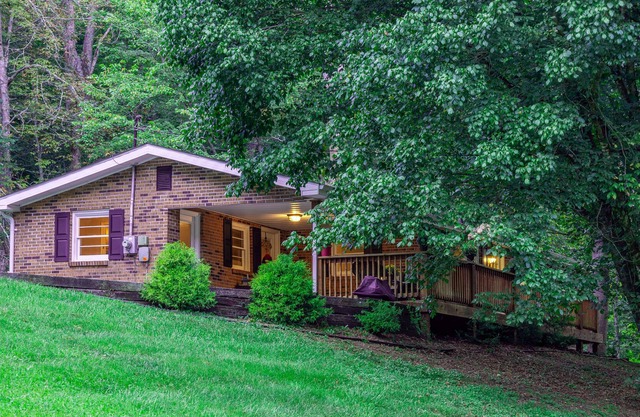 Cheerful 3 Bedroom House Within Minutes to Casino!