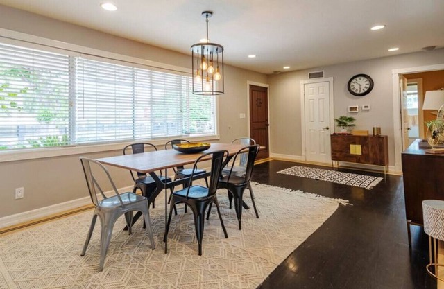 Cheerful 4 bed vacation home with pool sleeps 10