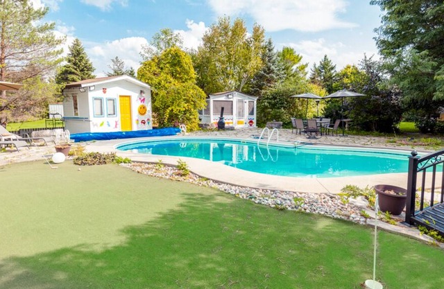 Cheerful 4-bedroom Cottage with Outdoor Pool , short drive to Wasaga Beach