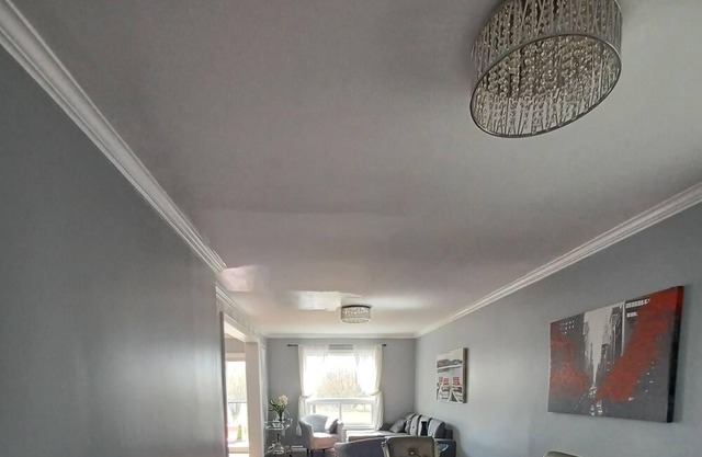 Cheerful 4 Bedrooms Backs Into a Ravine/ Conservation