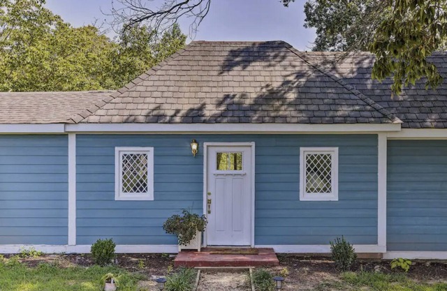Cheerful and Bright Cottage with Pond View