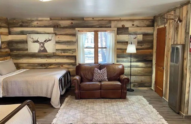 Cheerful cozy cabin in the tall pines Alpine AZ #3
