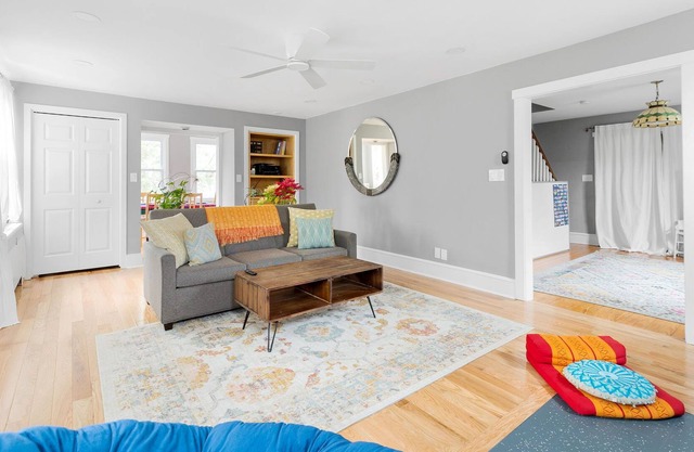 Cheerful house, big yard, large groups welcome
