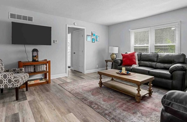 ★ Cheerful New★Remodeled West Plaza Home