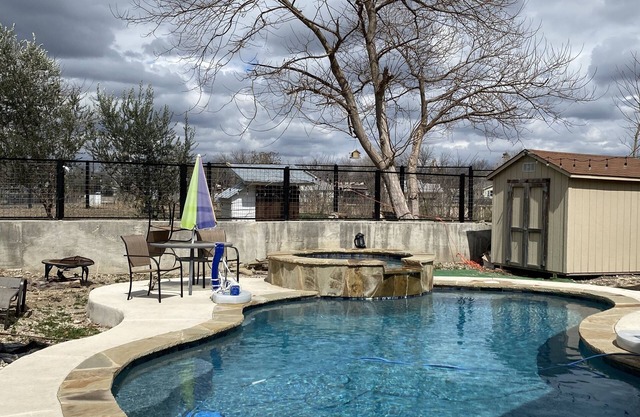 Cheerful oasis home with pool and hot tub. 2.5 miles from downtown.