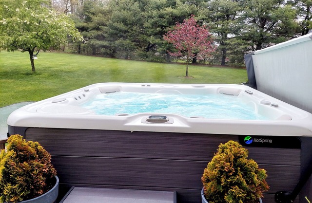 Cheerful & Spacious 4-bedroom Family Friendly Home with Hot tub